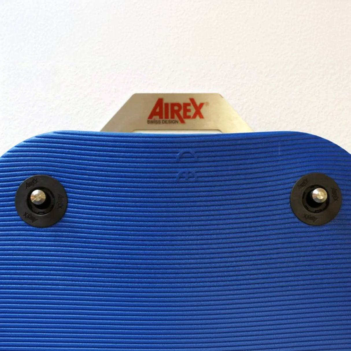 Hanging gym mat wall-mounted rack