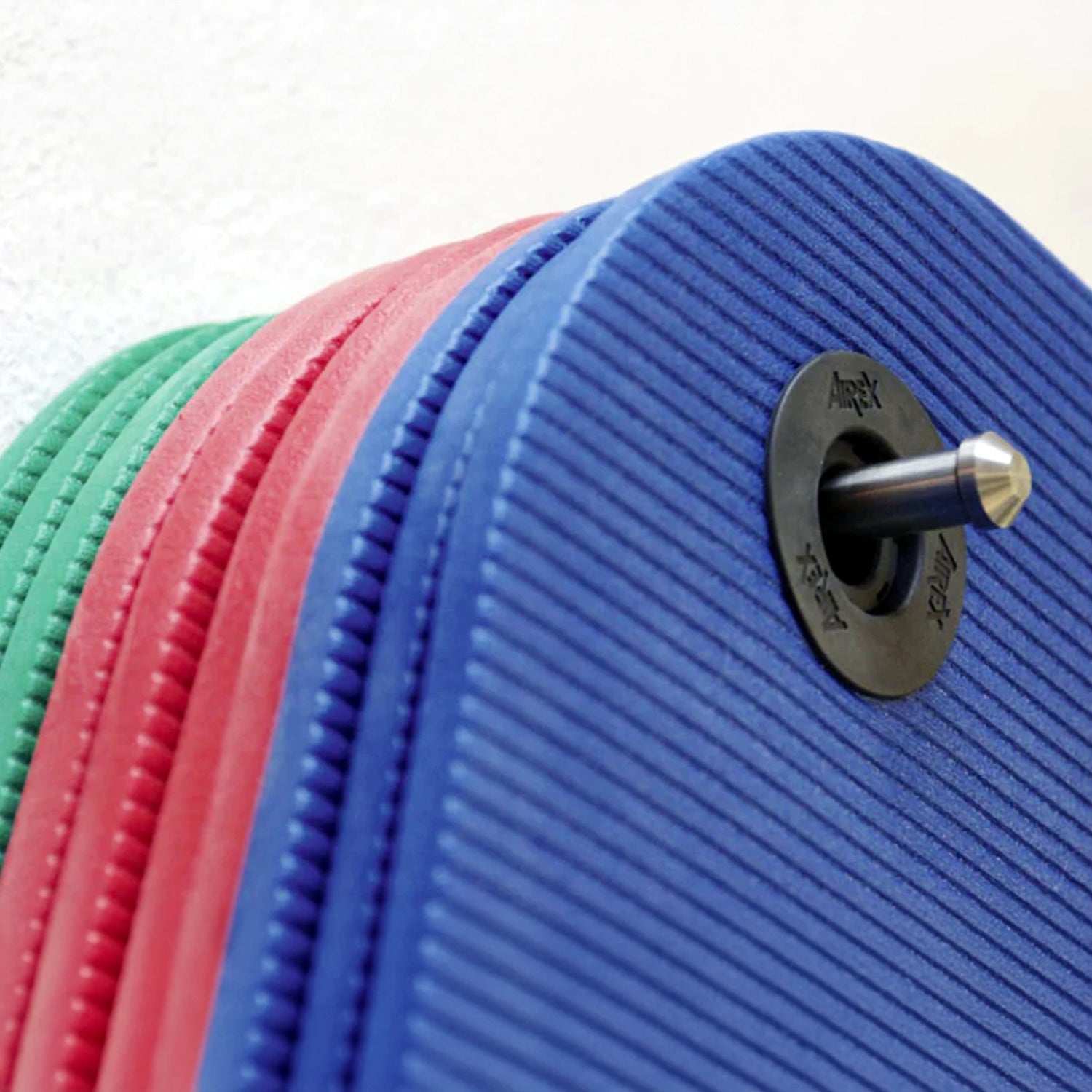 Hanging gym mat wall-mounted rack