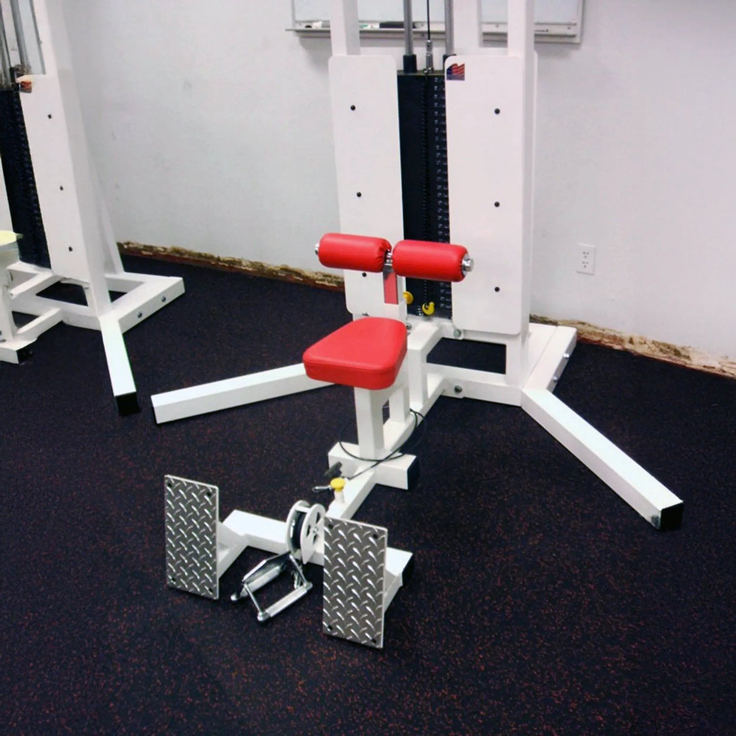 A lat pulldown floor row gym machine