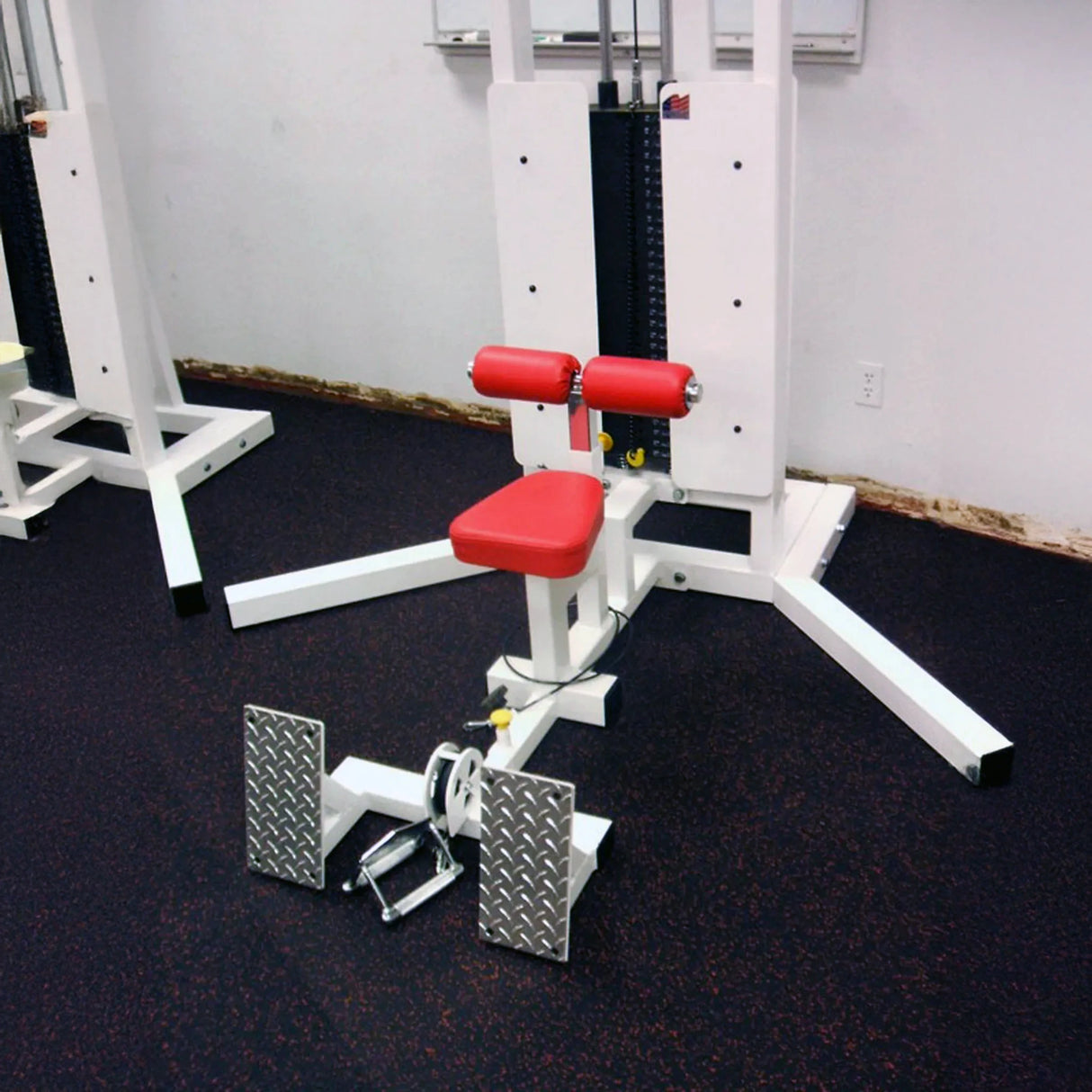 A lat pulldown floor row gym machine